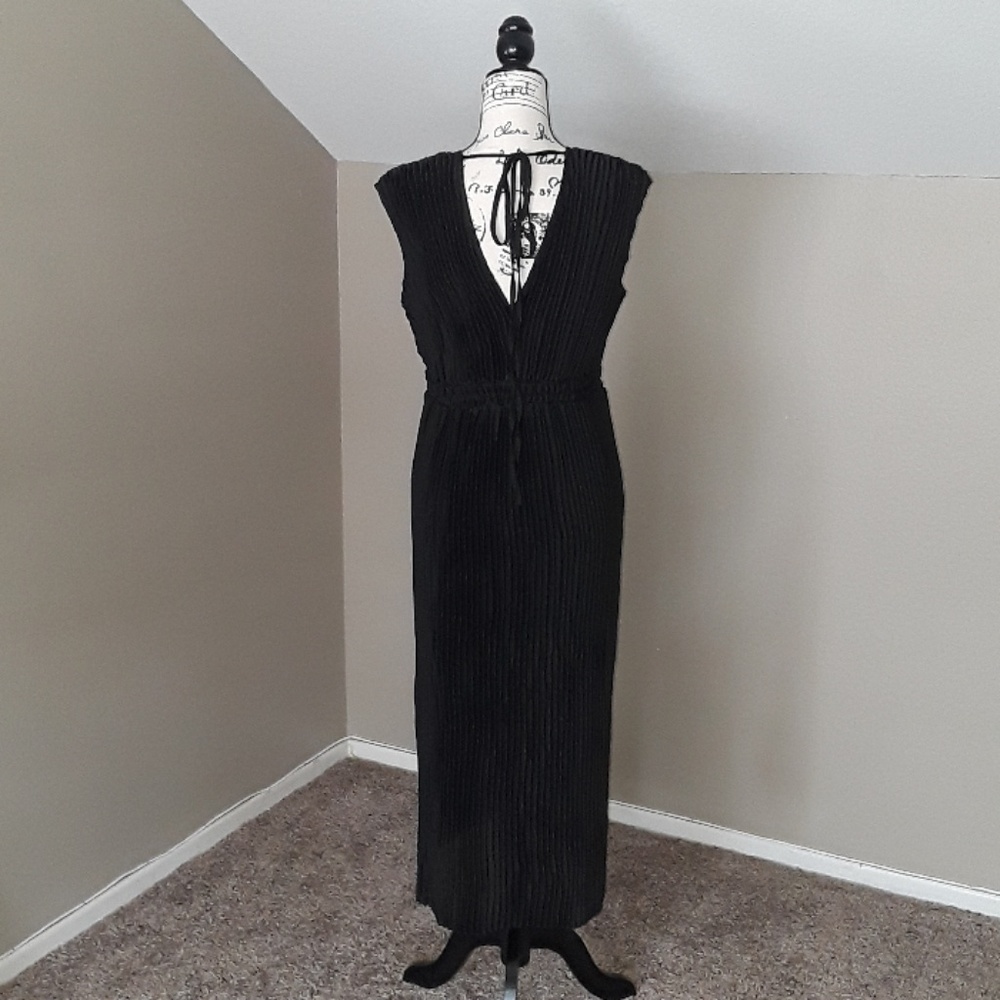NWT, Romeo + Juliet Couture Black Accordian Pleated Dress - Picture 6 of 16